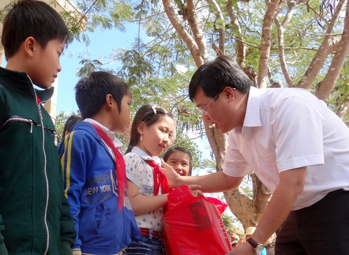 Đồng chí Lê Quốc Phong trao quà cho học sinh nghèo xã Mo Ray - huyện Sa Thầy